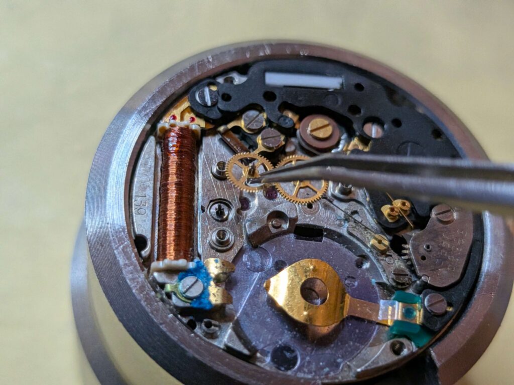 5番車をピンセットで取り外す様子