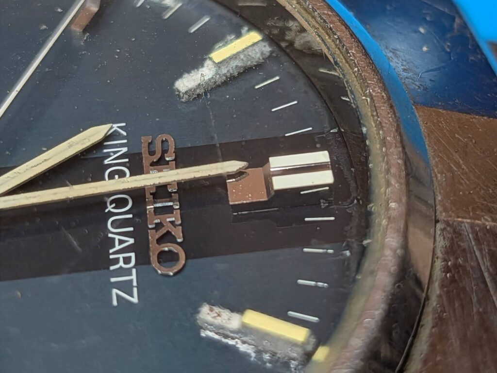分解前に風防越しに確認できる11時インデックス周辺のカビ
