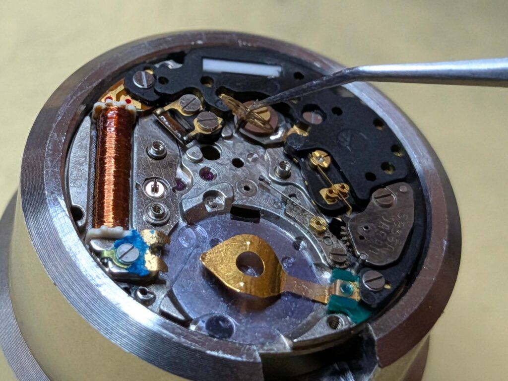 輪列の中で最も大きく、分針の動きを制御する2番車をつまみ上げる工程