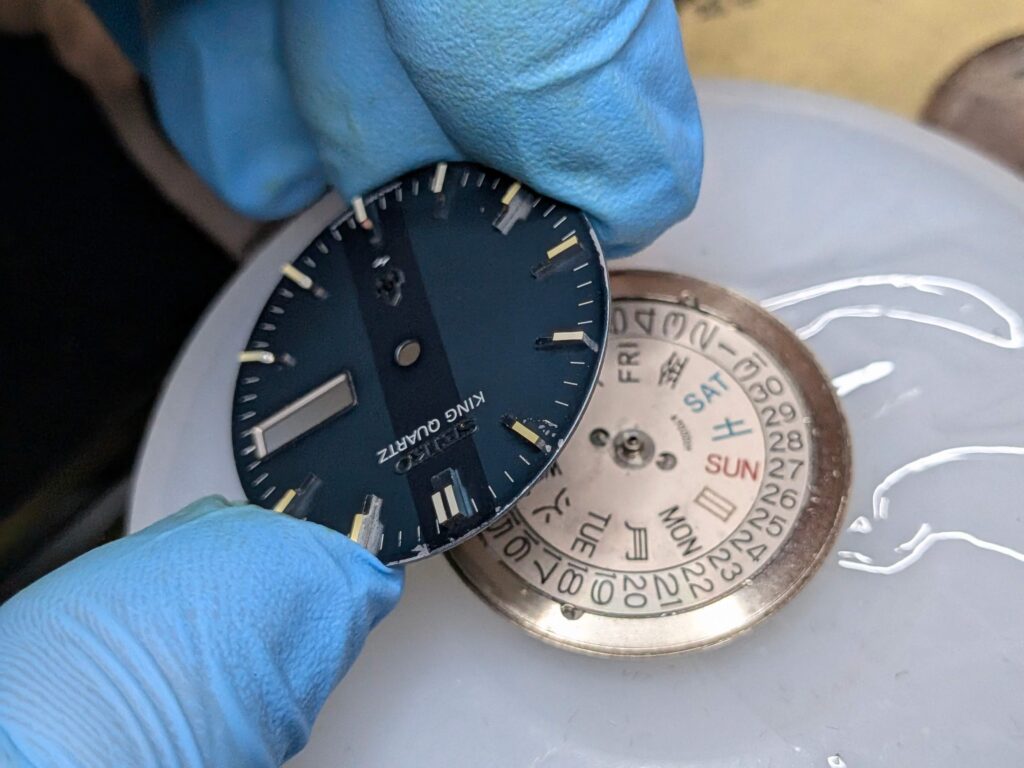 セイコー・キングクオーツの文字盤をムーブメントから取り外す様子