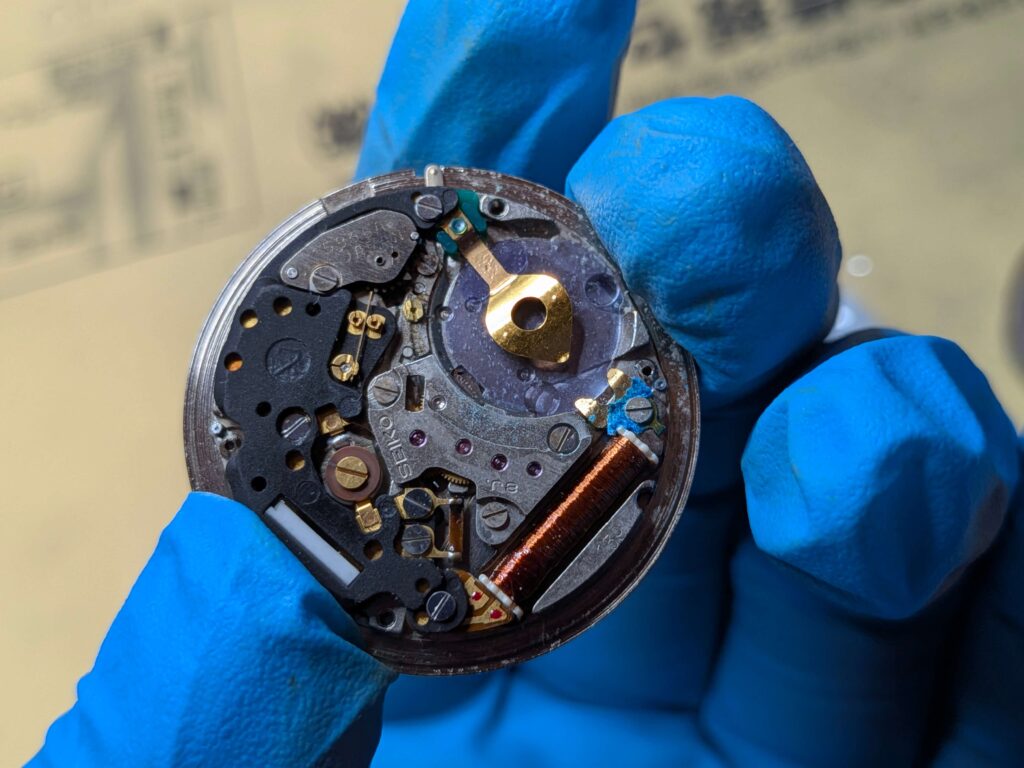 回路やコイルが露出したセイコー製クオーツムーブメントの裏側構造