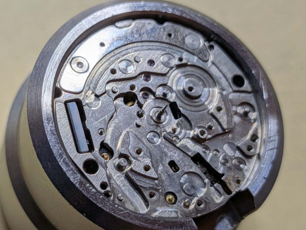 カレンダー機構などの部品を取り外した後のムーブメント文字盤側（裏回り）のベース状態